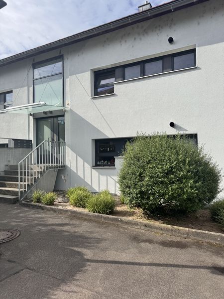 Gehobene 2-Zimmer-DG-Wohnung mit großem & sonnigem Dachbalkon und Einbauküche in Backnang Waldrems.